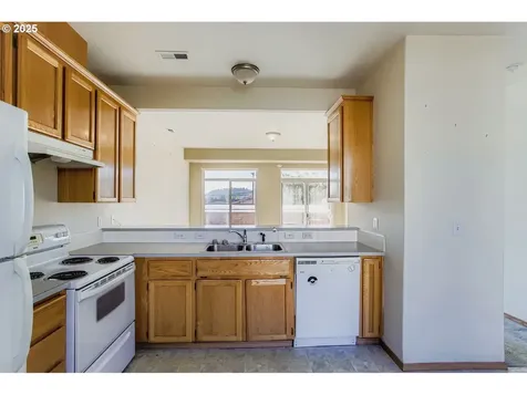 10424 SE Oak Street Portland OR 97216