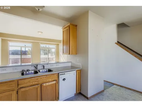 10424 SE Oak Street Portland OR 97216