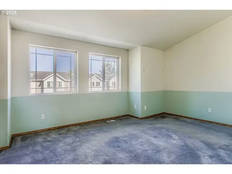 10424 SE Oak Street Portland OR 97216