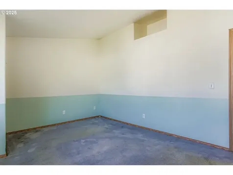 10424 SE Oak Street Portland OR 97216