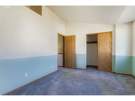 10424 SE Oak Street Portland OR 97216