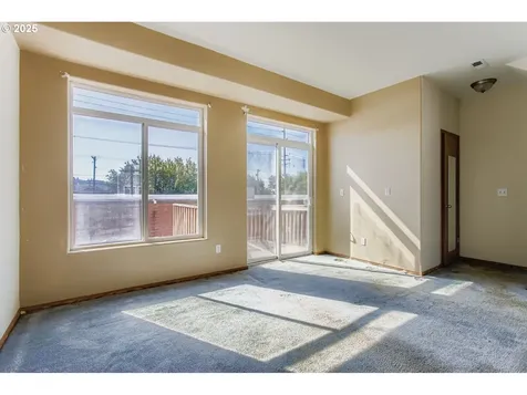 10424 SE Oak Street Portland OR 97216