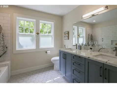 8824 SW 42nd Avenue Portland OR 97219