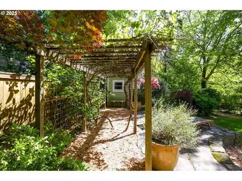 8824 SW 42nd Avenue Portland OR 97219