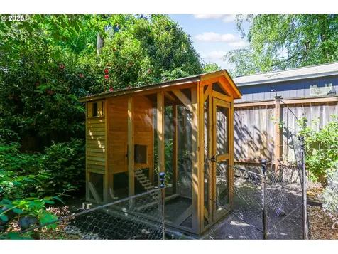 8824 SW 42nd Avenue Portland OR 97219