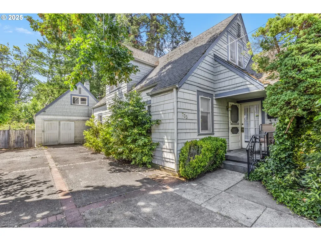 733 S 3rd Street Cottage Grove OR 97424