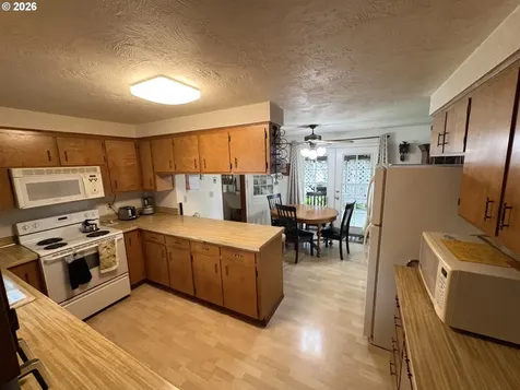 392 S 37th Street Springfield OR 97478