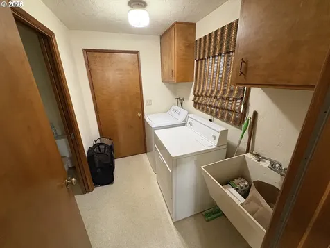 392 S 37th Street Springfield OR 97478