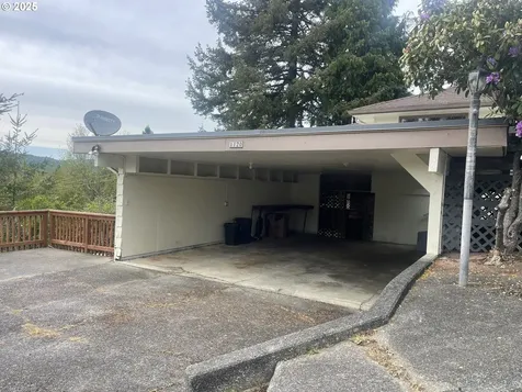 1120 E 1st Place Coquille OR 97423