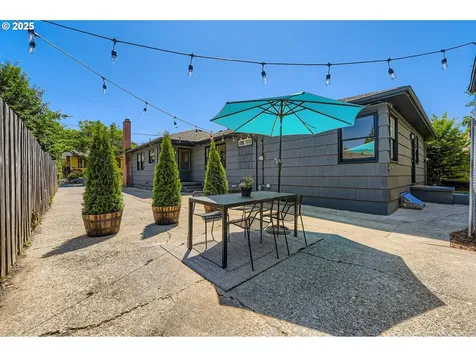 815/821 NE Holman Street Portland OR 97211