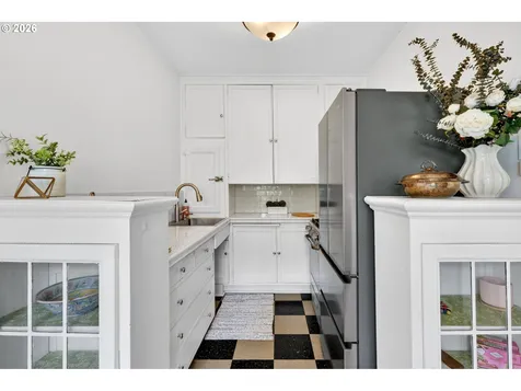 709 SW 16th Avenue Portland OR 97205