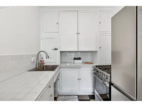 709 SW 16th Avenue Portland OR 97205