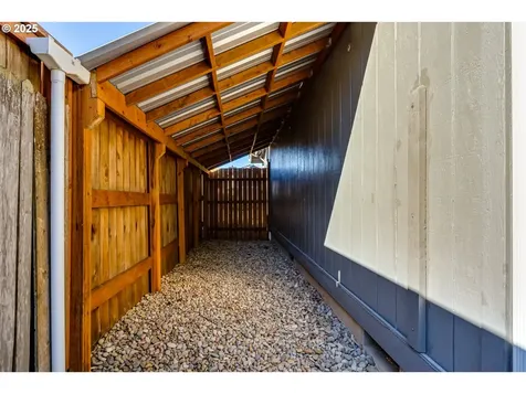 2097 Cosmoledo Street Eugene OR 97402