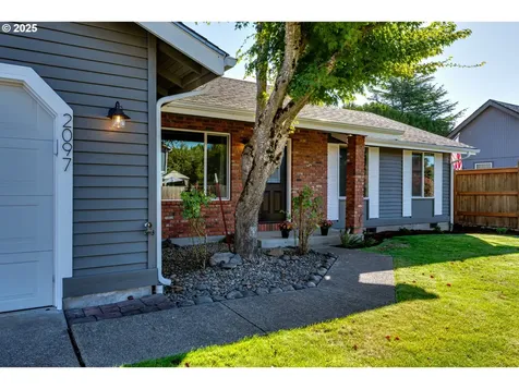 2097 Cosmoledo Street Eugene OR 97402