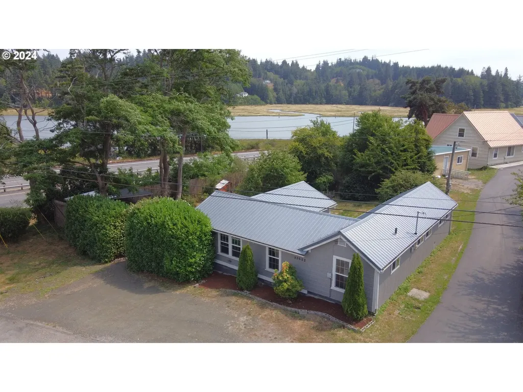 93652 Shoshone Lane Coos Bay OR 97420