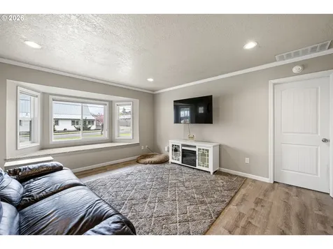 678 5th Avenue Sweet Home OR 97386