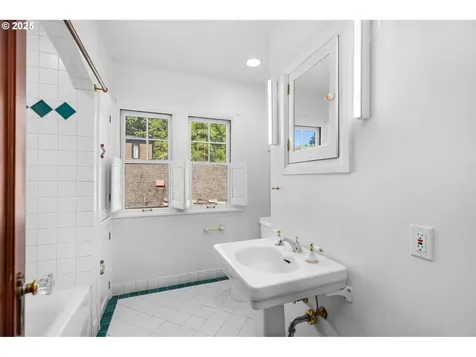 2952 NW Verde Vista Terrace Portland OR 97210