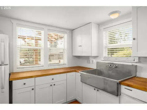 240 W Clarendon Street Gladstone OR 97027