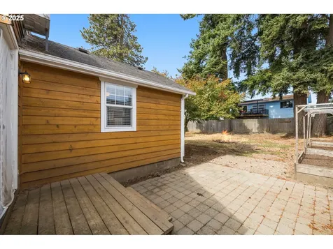 240 W Clarendon Street Gladstone OR 97027