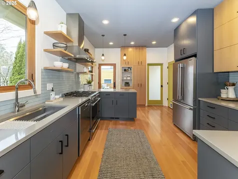 5034 NE Cleveland Avenue Portland OR 97211