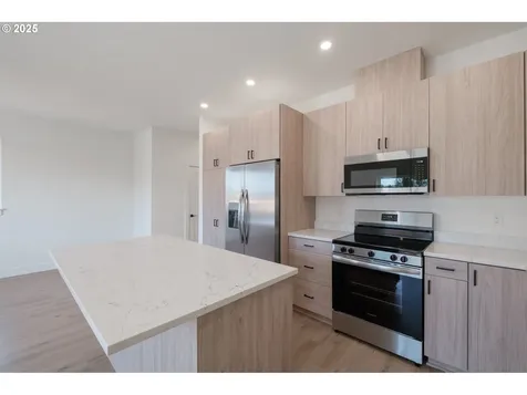 1554 1588 Barn Street Woodburn OR 97071