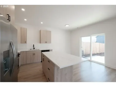 1554 1588 Barn Street Woodburn OR 97071