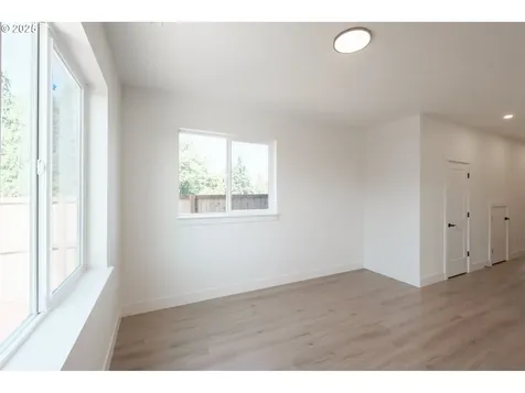 1554 1588 Barn Street Woodburn OR 97071