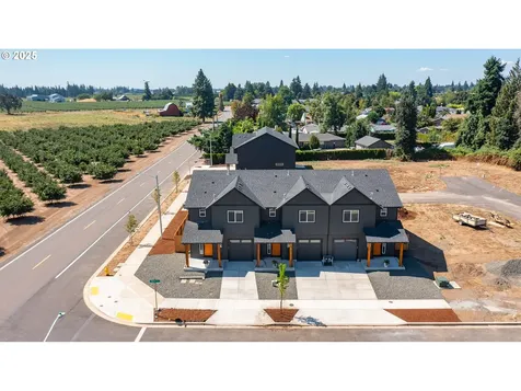 1554 1588 Barn Street Woodburn OR 97071