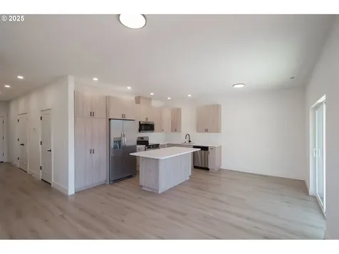 1554 1588 Barn Street Woodburn OR 97071