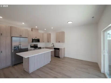 1554 1588 Barn Street Woodburn OR 97071