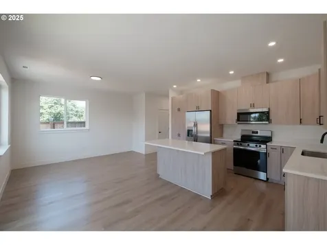 1554 1588 Barn Street Woodburn OR 97071
