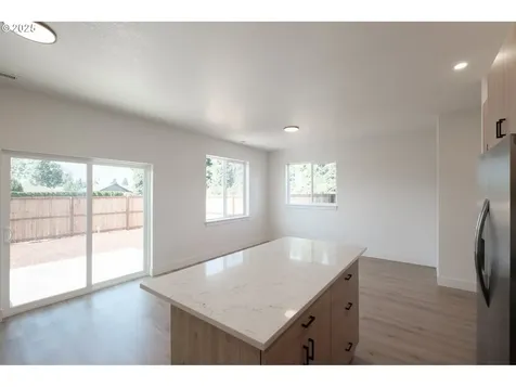 1554 1588 Barn Street Woodburn OR 97071