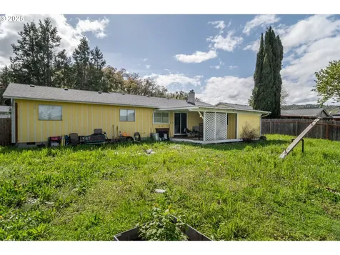 2050 Del Mar Drive Roseburg OR 97471