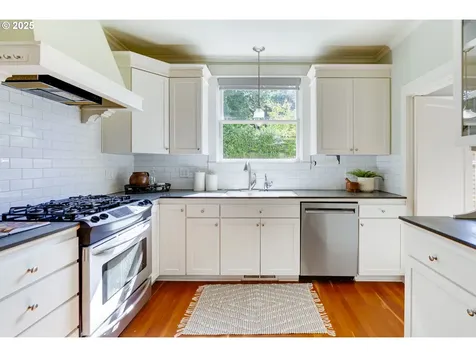 4933 SE Taylor Court Portland OR 97215