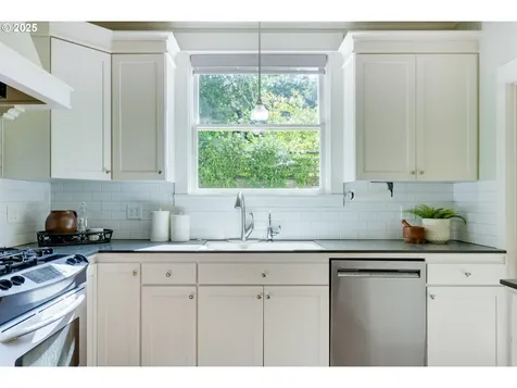 4933 SE Taylor Court Portland OR 97215