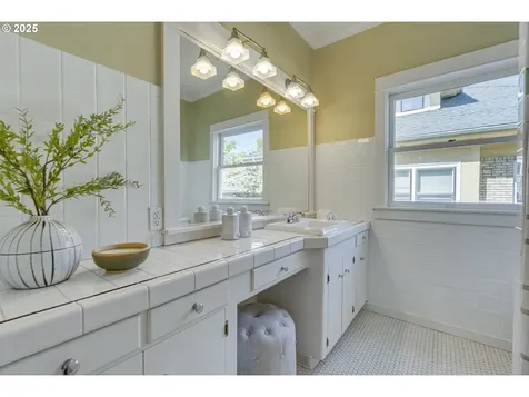 4933 SE Taylor Court Portland OR 97215