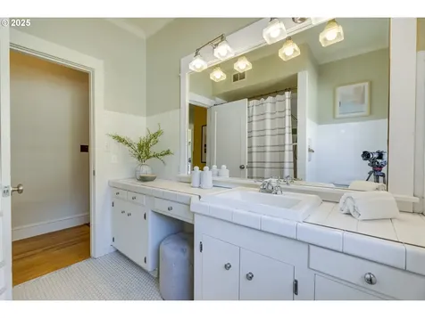4933 SE Taylor Court Portland OR 97215