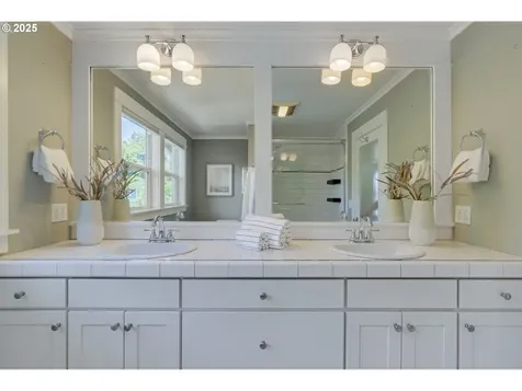 4933 SE Taylor Court Portland OR 97215