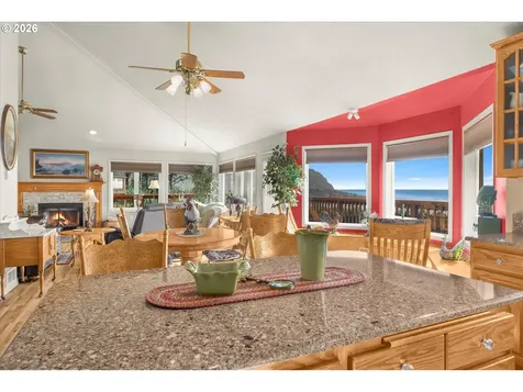 407 King Street Yachats OR 97498