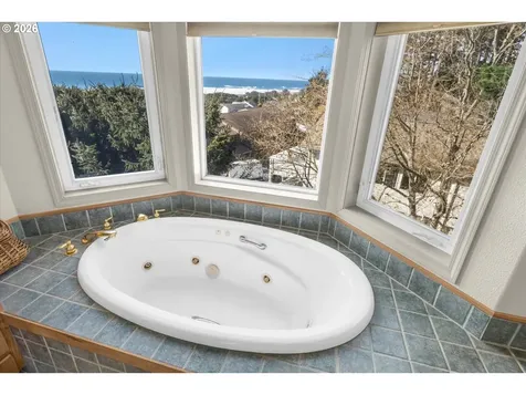 407 King Street Yachats OR 97498