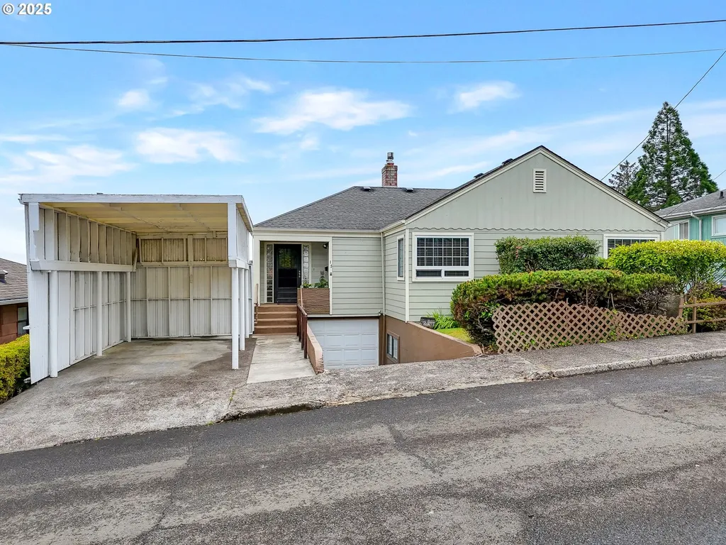 15 Auburn Avenue Astoria OR 97103