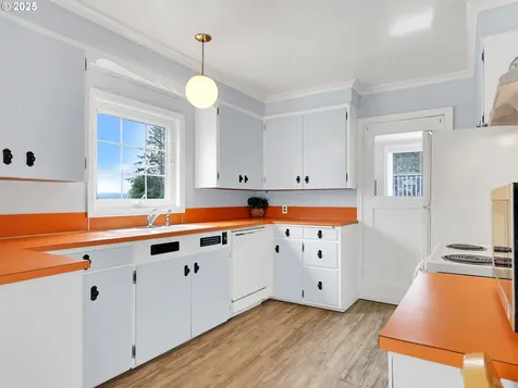 15 Auburn Avenue Astoria OR 97103