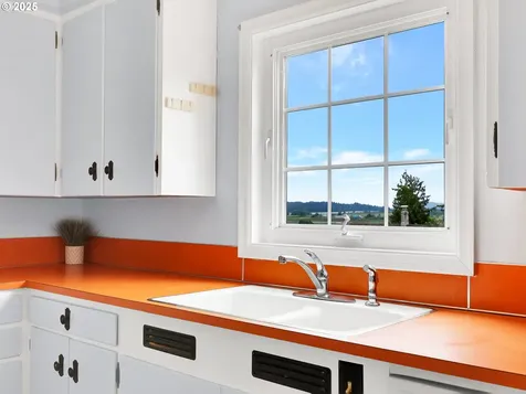 15 Auburn Avenue Astoria OR 97103