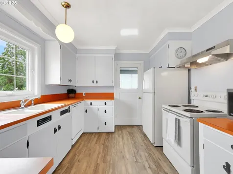 15 Auburn Avenue Astoria OR 97103