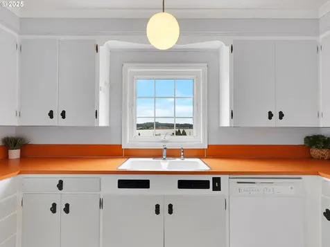 15 Auburn Avenue Astoria OR 97103