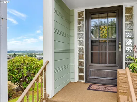 15 Auburn Avenue Astoria OR 97103