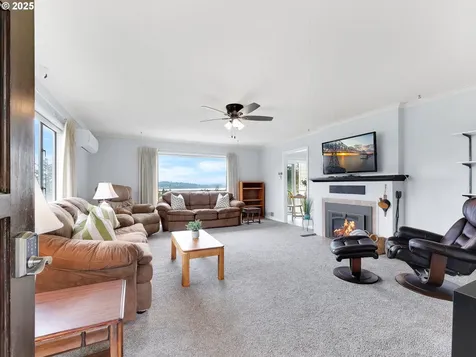 15 Auburn Avenue Astoria OR 97103