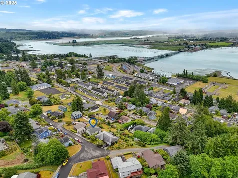 15 Auburn Avenue Astoria OR 97103