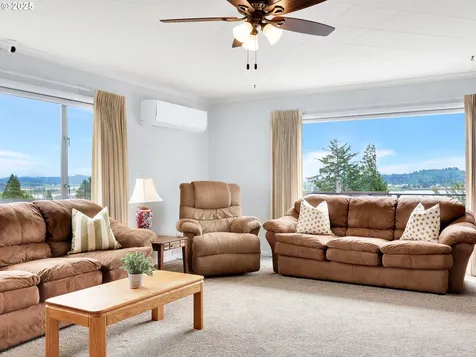 15 Auburn Avenue Astoria OR 97103