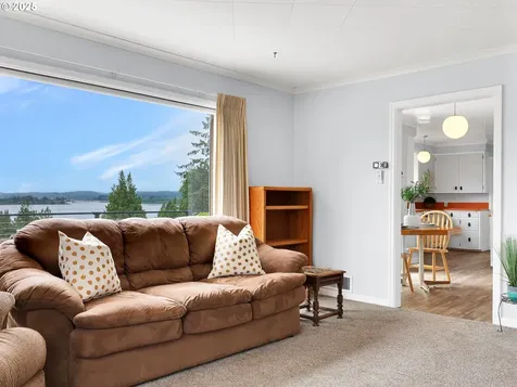 15 Auburn Avenue Astoria OR 97103